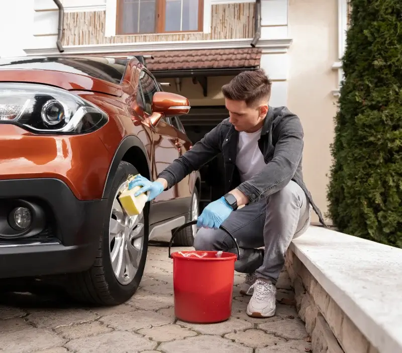 Lavage auto à domicile Cerisy-Belle-Étoile : professionnel intervenant sur un véhicule